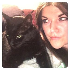 Meet your Posher, April! 💜